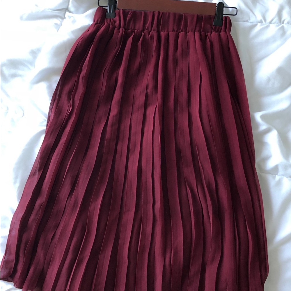 ❗️SOLD❗️Maroon pleated skirt